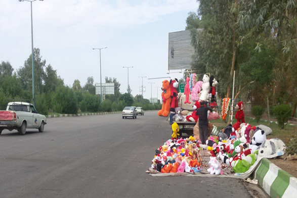 ساماندهی دستفروشان حاشیه جاده های لنجان نیازمند عزم همگانی است