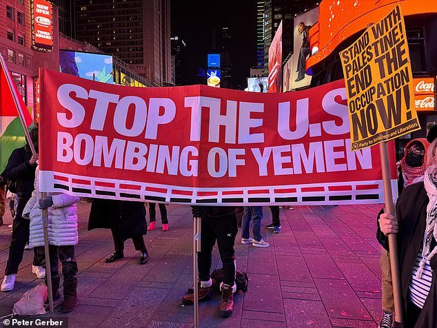 تظاهرات آمریکایی‌ها مقابل کاخ سفید در محکومیت حمله به یمن