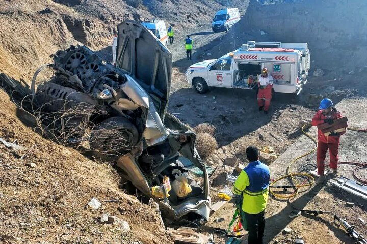 سقوط یک دستگاه خودرو پژو در جاده اراک-قم ۵ نفر مصدوم بر جای گذاشت