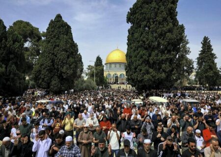 نماز جمعه ۱۲۰ هزار نفره فلسطینی‌ها در مسجد الاقصی همزمان با روز جهانی قدس