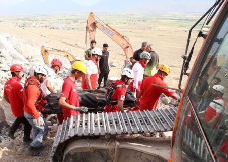 خروج دومین جسد حادثه معدن شازند را از زیر آوار توسط امدادگران