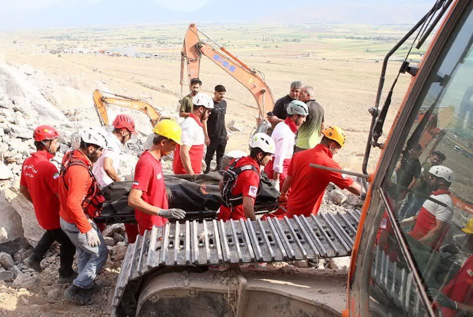 خروج دومین جسد حادثه معدن شازند را از زیر آوار توسط امدادگران