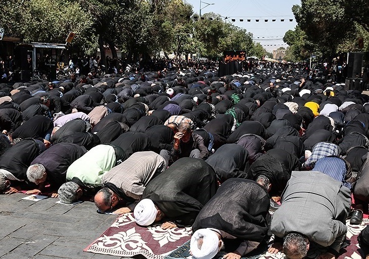 برپایی نماز ظهر عاشورا در باغبادران